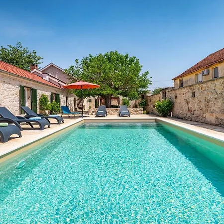 Poolincluded - Villa Zvonko Vakantiehuis *