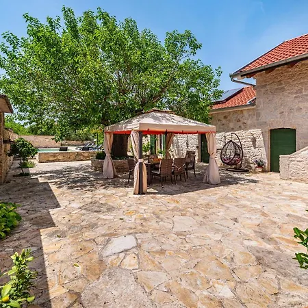 Poolincluded - Villa Zvonko Vakantiehuis