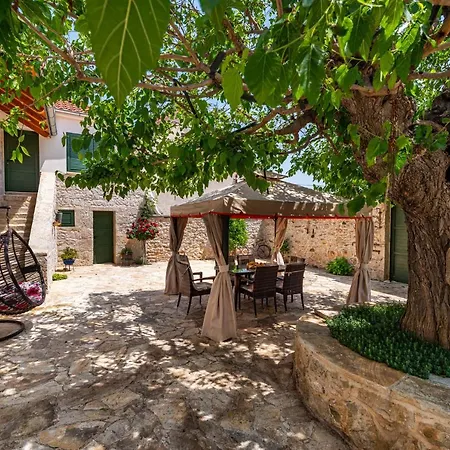 Vakantiehuis Poolincluded - Villa Zvonko Podlug