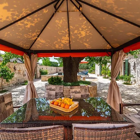 Poolincluded - Villa Zvonko Vakantiehuis