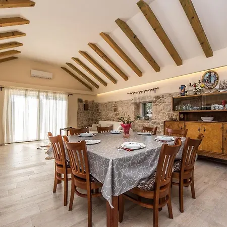 Poolincluded - Villa Zvonko Vakantiehuis *