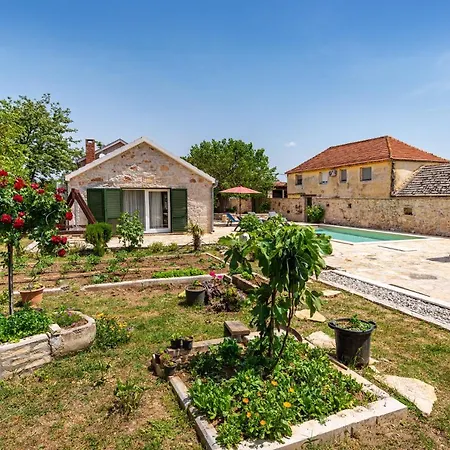 Vakantiehuis Poolincluded - Villa Zvonko *